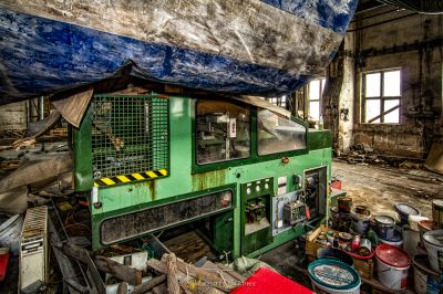 Eine große Maschine in einem Gebäude mit vielen Junks