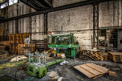 Eine große Maschine in einem großen Raum mit viel Holz