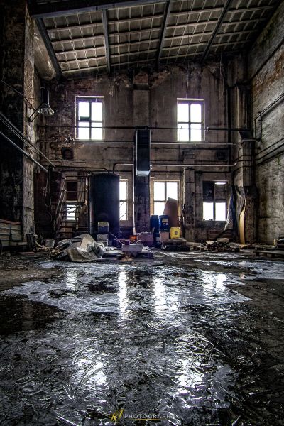 Ein Zimmer mit vielen Trümmern und vielen Fenstern