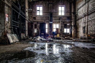 Ein schmutziges Zimmer mit vielen Trümmern