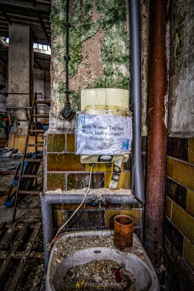 Ein schmutziges Badezimmer mit einem Schild an der Wand