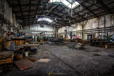 Ein großes Zimmer mit vielen Möbeln und einem Oberlicht