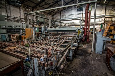 Ein großer Maschinenraum mit vielen Maschinen