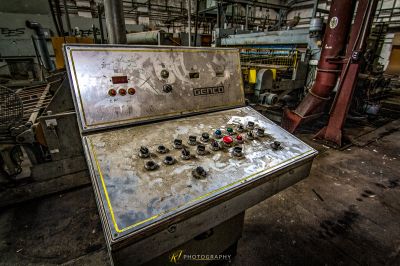 Eine Maschine, die in einer Fabrik sitzt