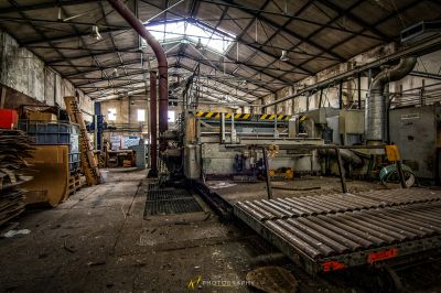 Ein großer Maschinenraum mit viel Metall