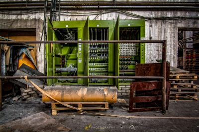 Ein Maschinenraum mit einer großen grünen Maschine