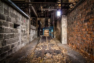 Ein sehr altes Gebäude mit vielen Trümmern