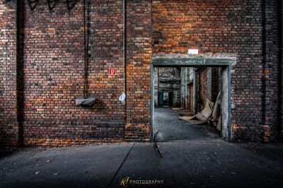 Eine Ziegelwand mit Graffiti darauf