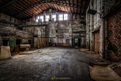 Ein Zimmer mit vielen alten Möbeln