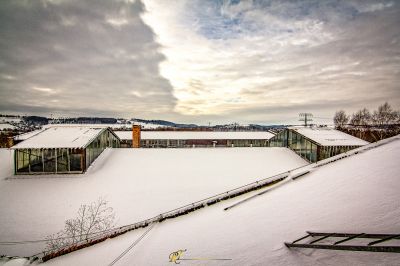 Ein schneebedecktes Feld mit ein paar Gebäuden