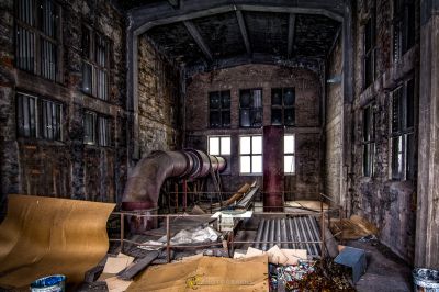 Ein Zimmer mit einem Haufen Müll und einem großen Rohr