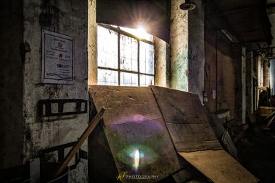 Ein Skateboard liegt in einem Abgrund auf dem Boden