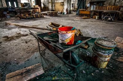 Ein schmutziges Zimmer mit Tisch und Eimer