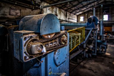 Eine Maschine in einer Fabrik