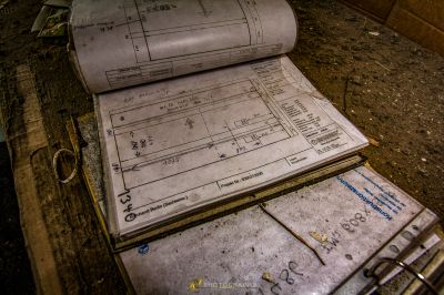 Ein Stapel von Papieren, die auf einem hölzernen Boden sitzen