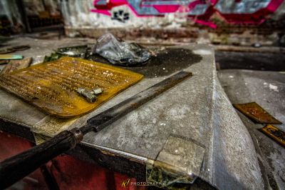 Ein schmutziger Tisch mit einem Buch und einem Messer