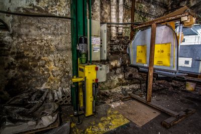 Ein Zimmer mit einer Reihe von alten elektrischen Geräten