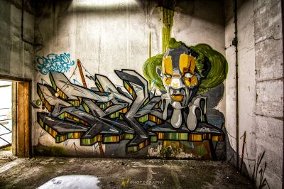 Ein Graffiti-Kunststück in einem heruntergekommenen Gebäude