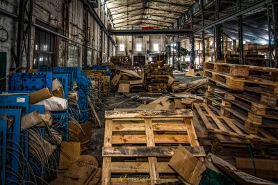 Ein Zimmer mit viel Holz und Metall