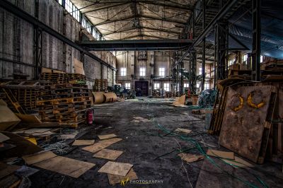 Ein Zimmer mit viel Holz und Kisten