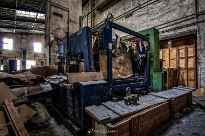 Eine Maschine in einer Fabrik