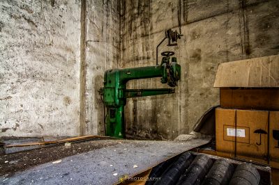 Eine grüne Maschine sitzt in einem Raum