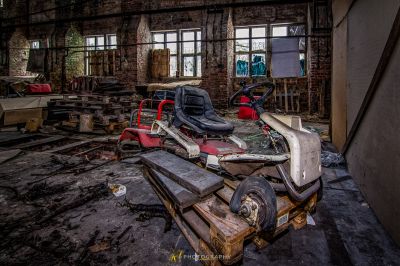 Ein Zimmer mit vielen alten Möbeln