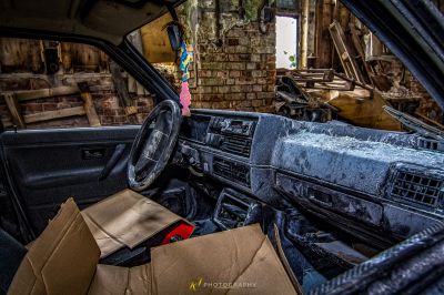 Ein schmutziges Auto mit einer Reihe von Kisten in der Rückseite