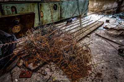 Ein Haufen aus rostigem Metall und rostigem Metall