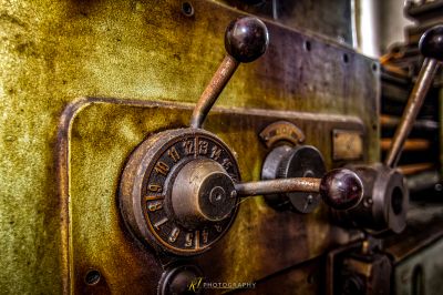 Eine Nahaufnahme einer Metalltür mit einer Uhr