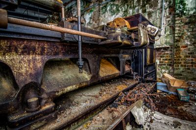 Eine rostige alte Maschine in einem Gebäude