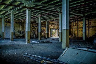 Ein großer Raum mit vielen Trümmern