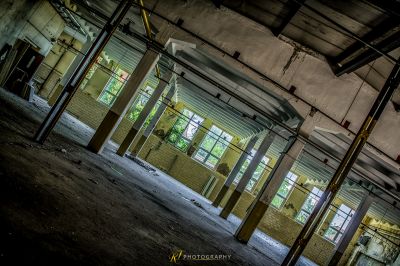 Ein Zimmer mit einem Bündel von Fenstern und einer Decke