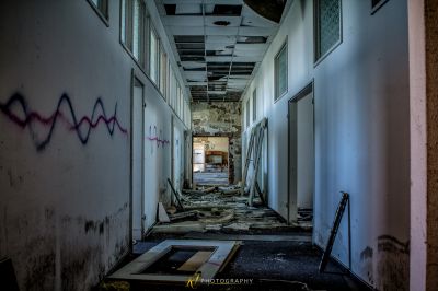 Ein langer Flur mit Graffiti an den Wänden