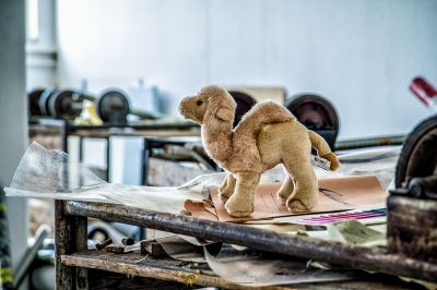 Ein Teddybär auf einem Stück Papier