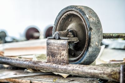 Eine Nahaufnahme eines Metallobjektes auf einem Tisch