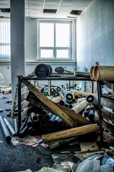 Ein Haufen alter Werkzeuge und Geräte in einem Raum