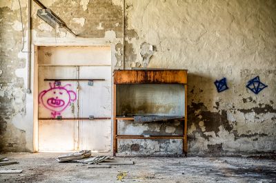 Ein Raum mit einer Tür und einem Graffiti an der Wand