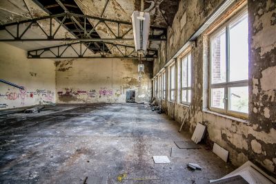 Ein Zimmer mit vielen Fenstern und vielen Graffiti