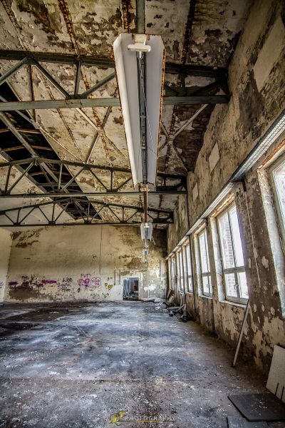 Ein Zimmer mit vielen Fenstern und einer Decke