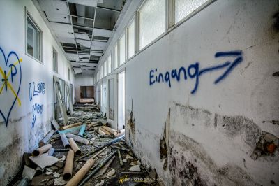 Ein Zimmer mit einem Haufen Müll und einer Schere