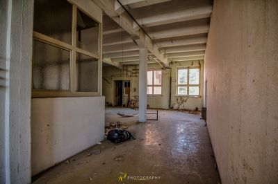 Ein Zimmer mit einer zerbrochenen Decke und einem zerbrochenen Fenster