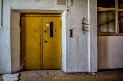 Eine gelbe Tür in einem weißen Raum