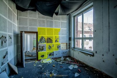 Ein Zimmer mit vielen Trümmern und einem Fenster