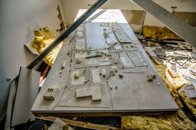 Ein Tisch mit ein paar Werkzeugen darauf