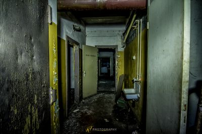 Einen langen Flur mit Toilette und Waschbecken