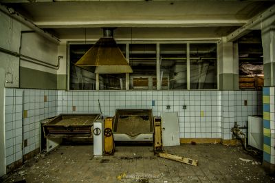 Eine schmutzige Küche mit Herd und Waschbecken