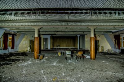 Ein Zimmer mit vielen Möbeln und vielen Fenstern