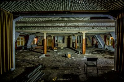 Ein Zimmer mit vielen Trümmern und einem Stuhl