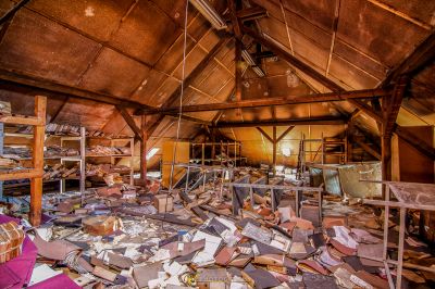 Ein Zimmer mit viel Müll und Müll